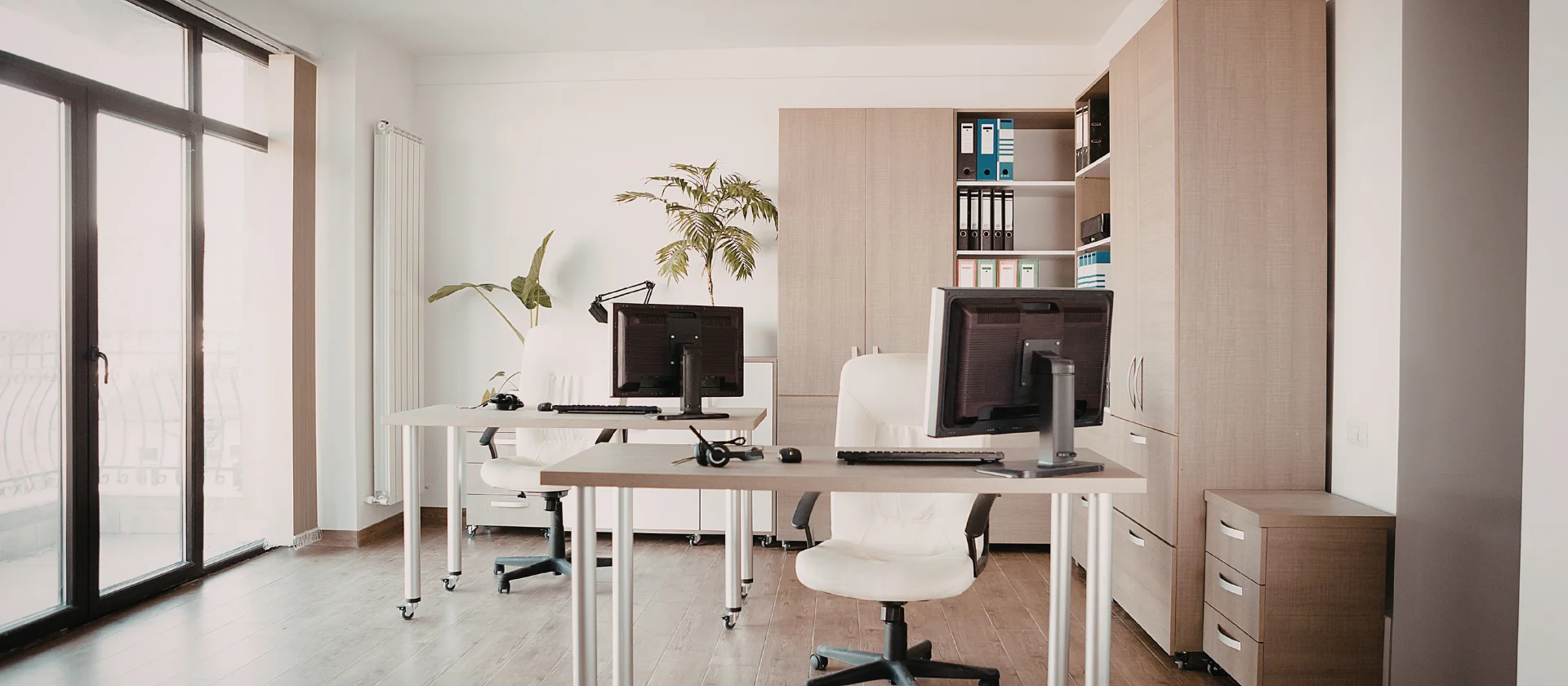 Biuro dla małej firmy w Toruniu: 7 rzeczy, które robią różnicę od pierwszego dnia