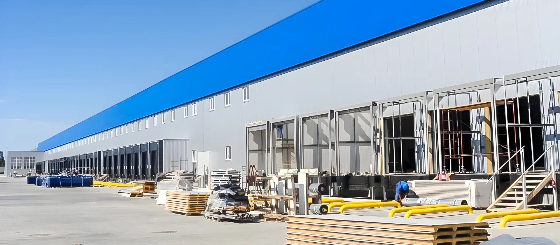 Magazyn z rampą, bramą i placem manewrowym – co realnie ma znaczenie?